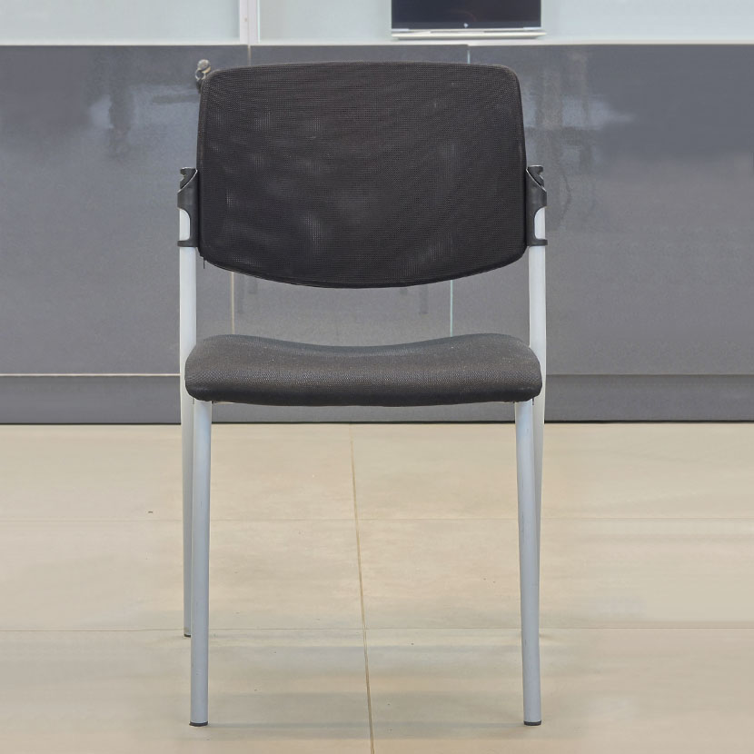 Vente de Chaise visiteur Diemmebi Alina Net : design moderne, dossier en maille, assise confortable et structure robuste pour bureau et salle de réunion. *Garantie 6 Mois