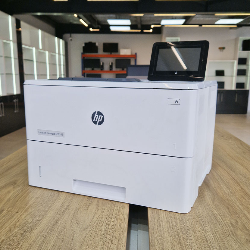 HP LaserJet Managed E50145dn imprimante professionnelle laser monochrome vue de profil avec bac papier.