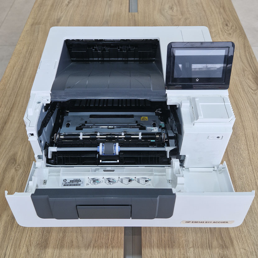 HP LaserJet Managed E50145dn vue du dessus avec capot ouvert montrant la cartouche de toner noir.