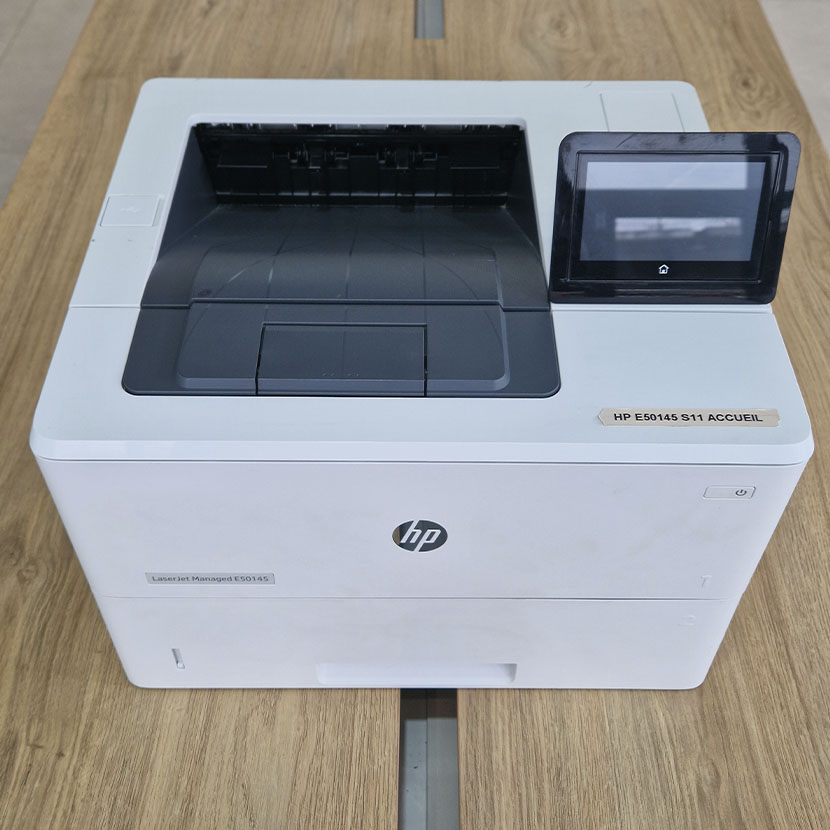 HP LaserJet Managed E50145dn vue du dessus avec capot fermé.