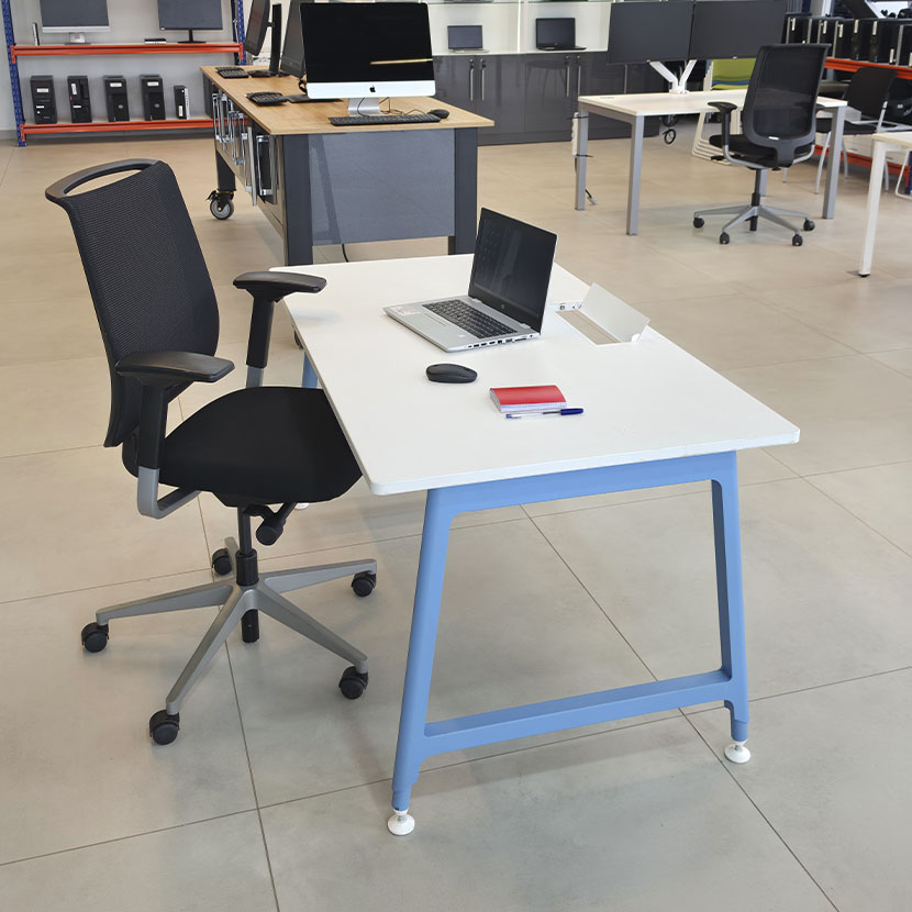 Table de bureau professionnelle CLEN Nouvelle Vague avec plateau blanc, piètement métallique bleu et Top Access central pour la gestion des câbles.
