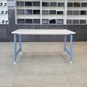 Table de bureau professionnelle CLEN Nouvelle Vague avec plateau blanc, piètement métallique bleu et Top Access central pour la gestion des câbles.