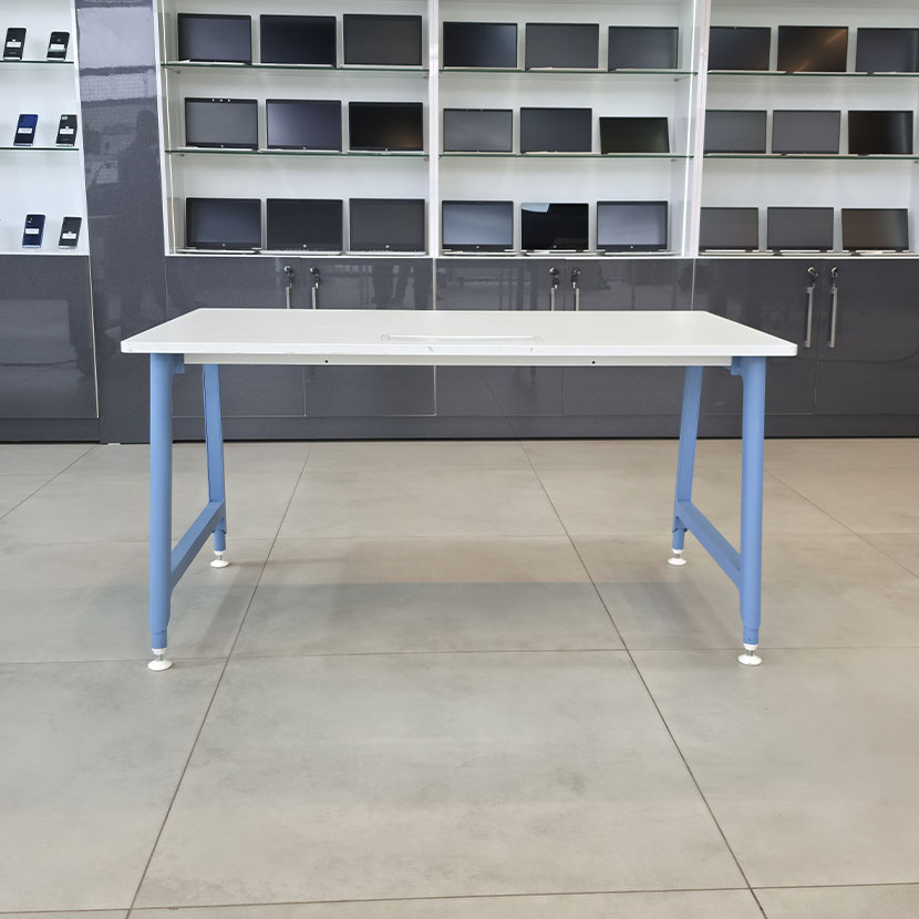 Table de bureau professionnelle CLEN Nouvelle Vague avec plateau blanc, piètement métallique bleu et Top Access central pour la gestion des câbles.