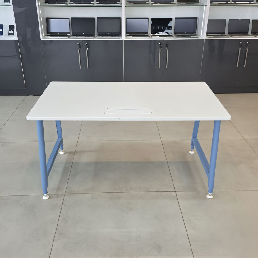 Table de bureau professionnelle CLEN Nouvelle Vague avec plateau blanc, piètement métallique bleu et Top Access central pour la gestion des câbles.