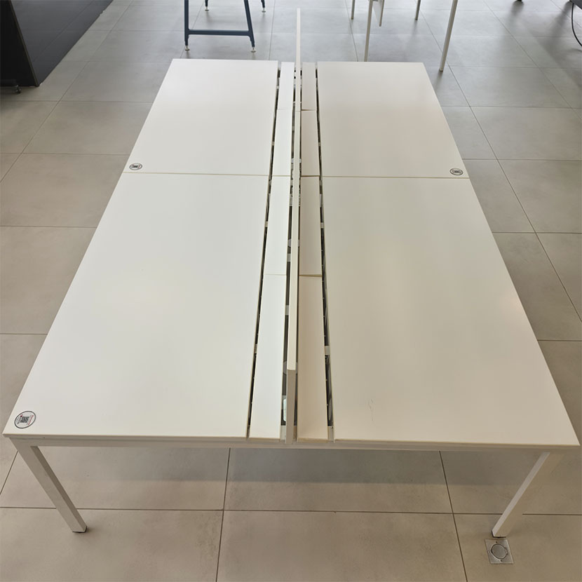 Table de réunion modulaire blanche avec passe-câbles central