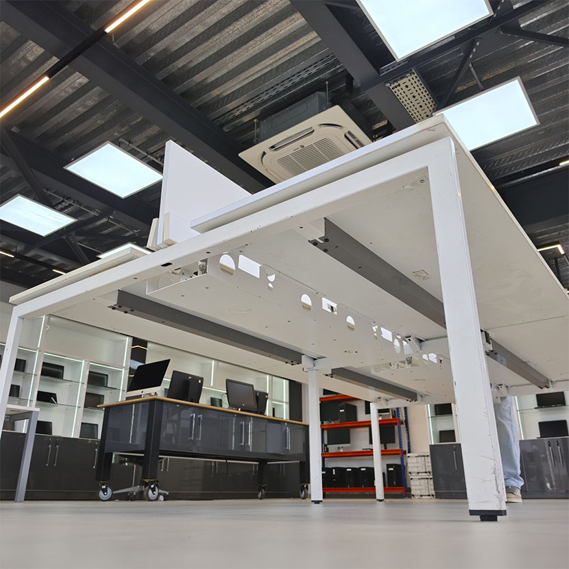 Structure métallique sous table de réunion blanche avec gestion des câbles