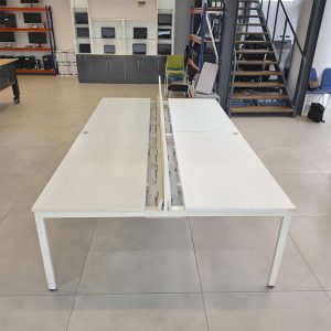 Table de réunion modulaire blanche avec passe-câbles central