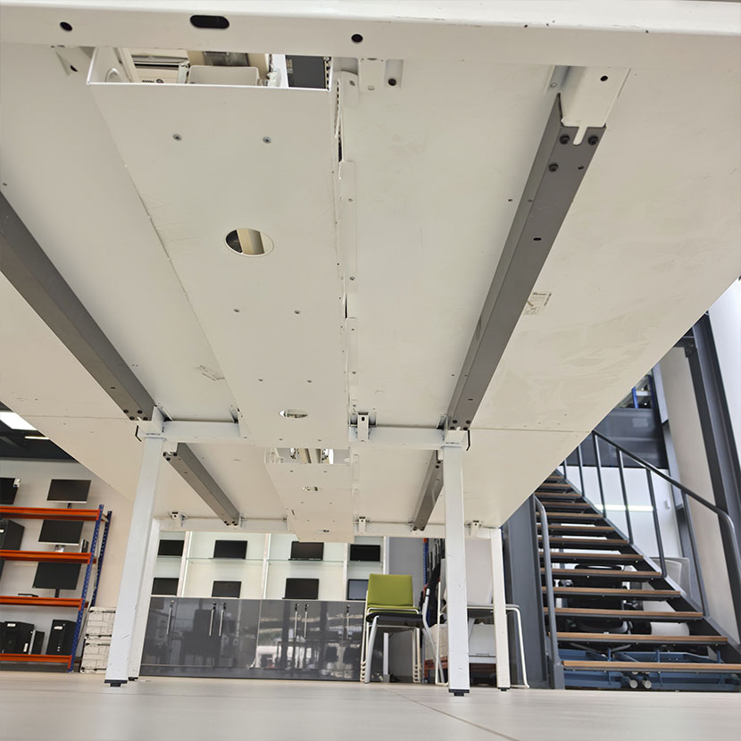 Structure métallique sous table de réunion blanche avec gestion des câbles