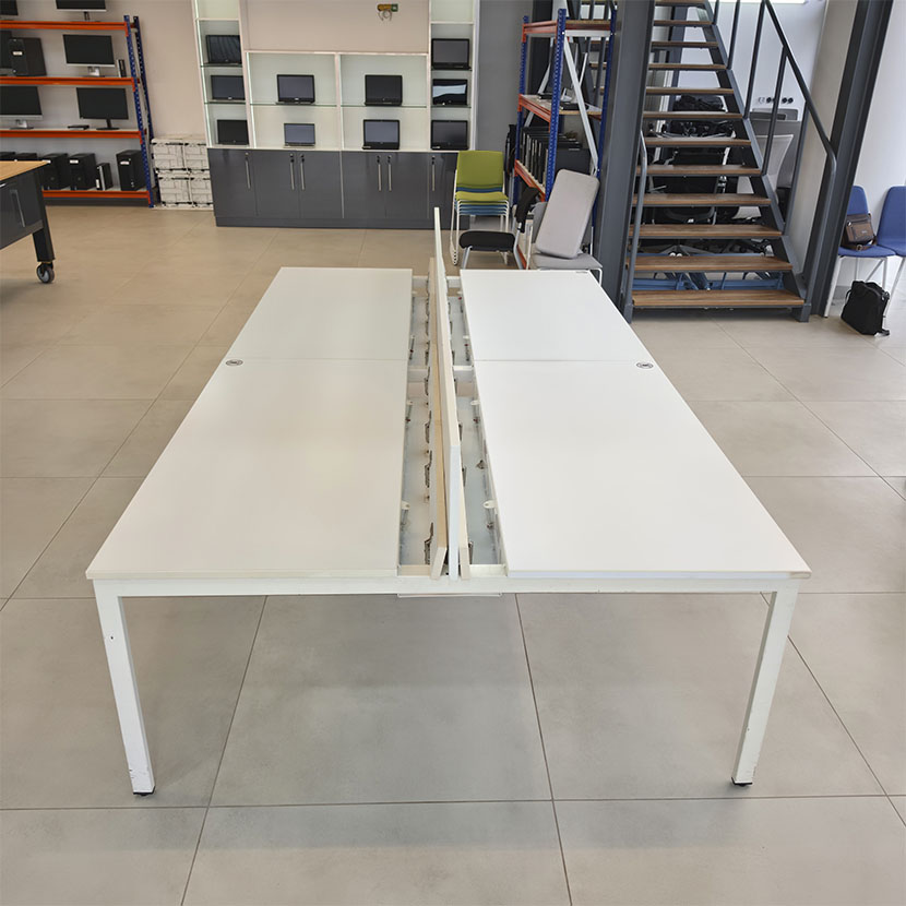 Table de réunion modulaire blanche avec passe-câbles central