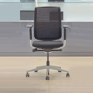 Fauteuil de bureau Steelcase Reply noir avec accoudoirs : siège ergonomique confortable et durable, idéal pour un usage professionnel quotidien au bureau ou en télétravail.